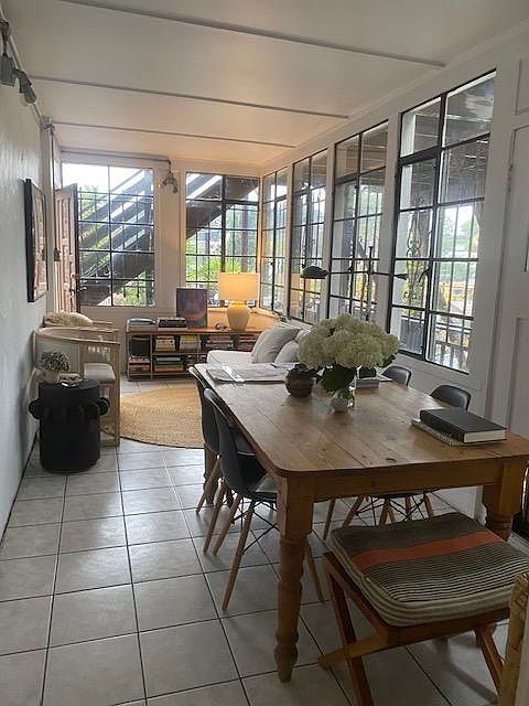 Sun Room
Can be used as living room oor work room. Lots of light!