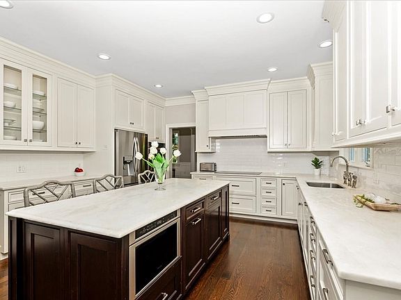 3rd image of 39 Darlene Dr