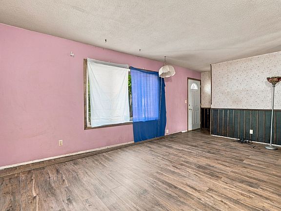 5th image of 1010 83rd Ave W
