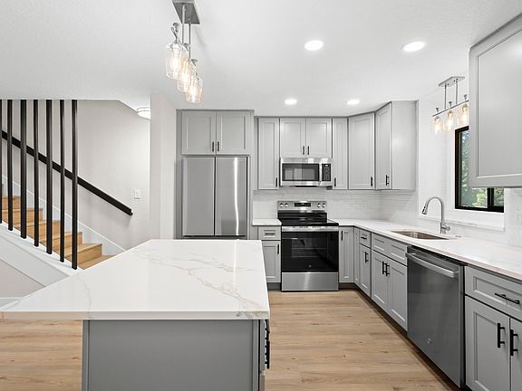 4th image of 805 N Clake St #1