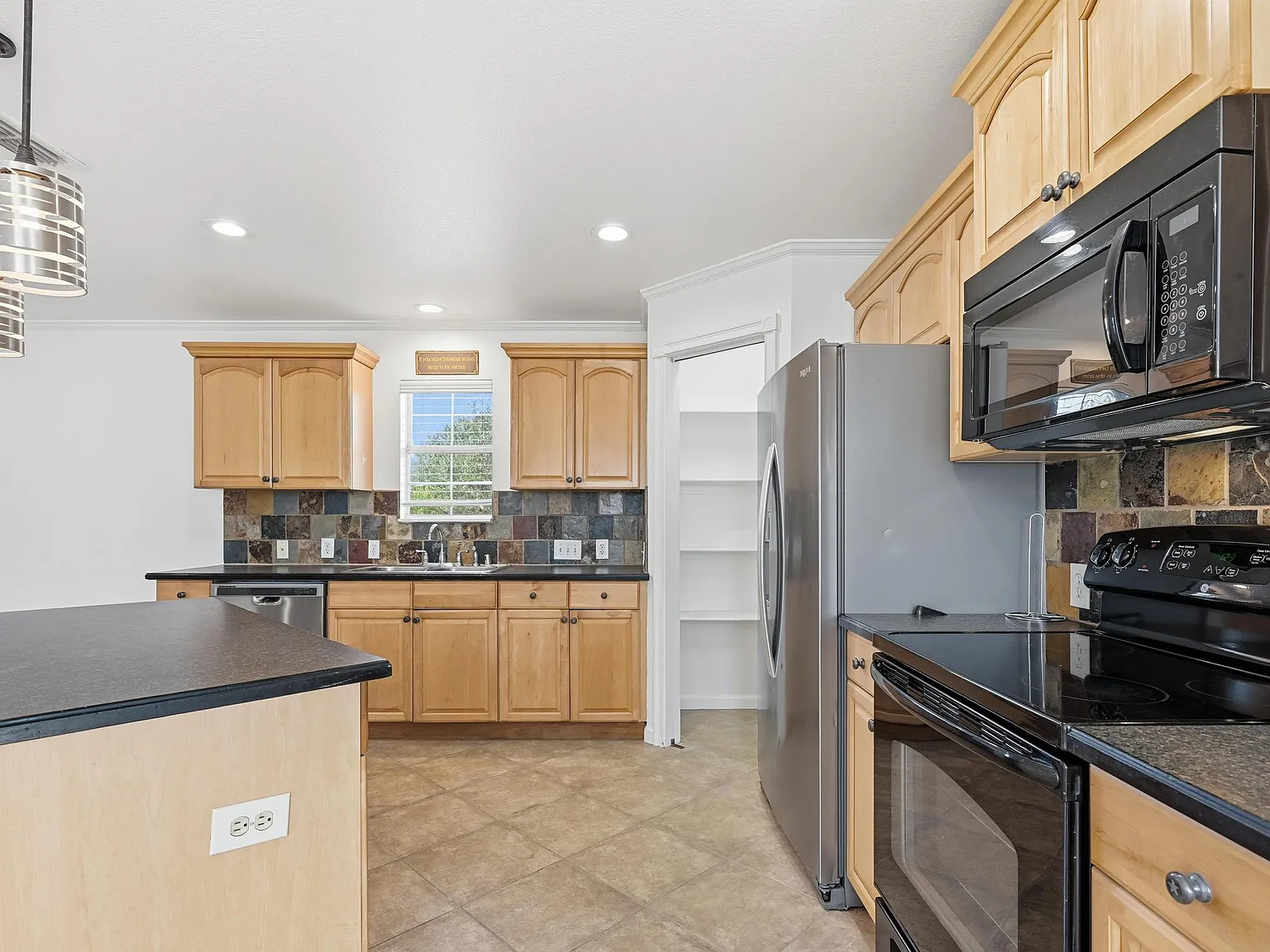2 bed, 1012 sqft, $1,600 — Photo 4