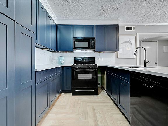 4th image of 1304 Summit St APT 101