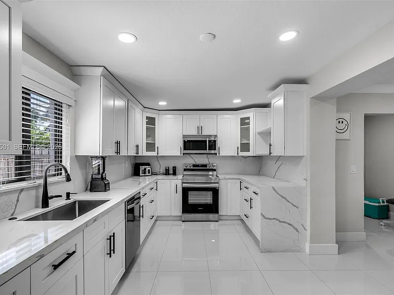3609 SW 23rd St — Photo 3
