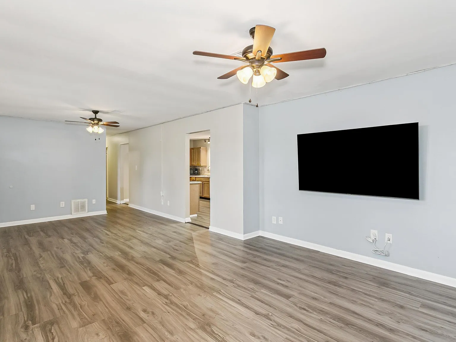 3 bed, 2.0 bath, 1325 sqft, $1,900 — Photo 4