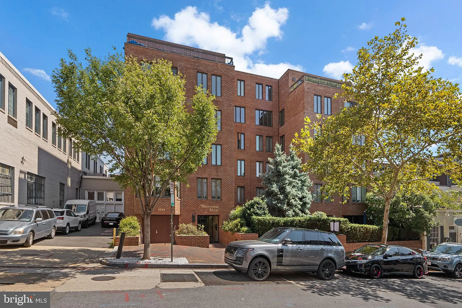 1045 31st St NW APT 302 photo 1