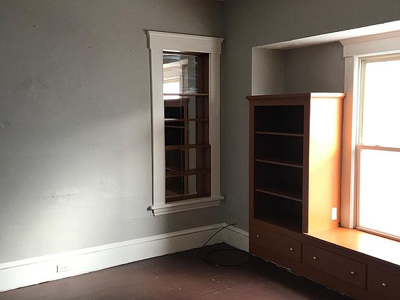 4th image of 374 S Saint Clair St APT 2
