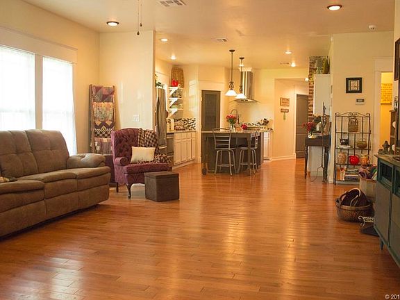 3rd image of 420 E 7th St