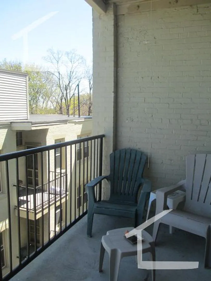 Large 2 bed located near the Green Line in Allston. — Photo 4