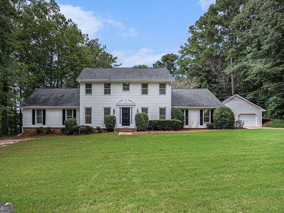 1st image of 654 Clubhouse Dr SE