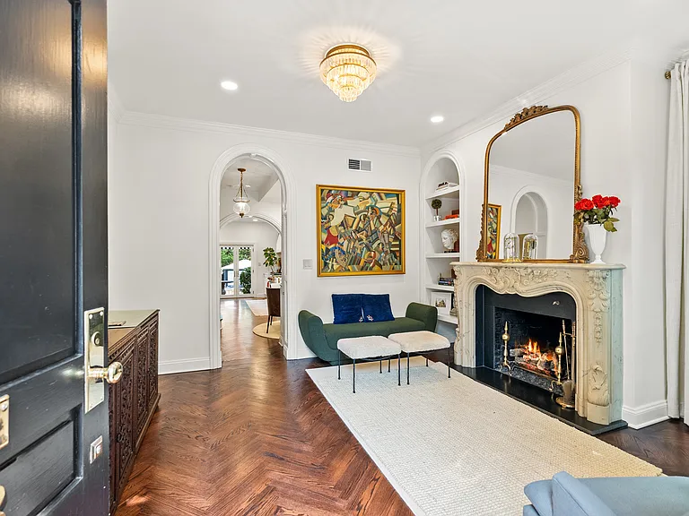 1063 Thomas Jefferson St NW — Photo 4