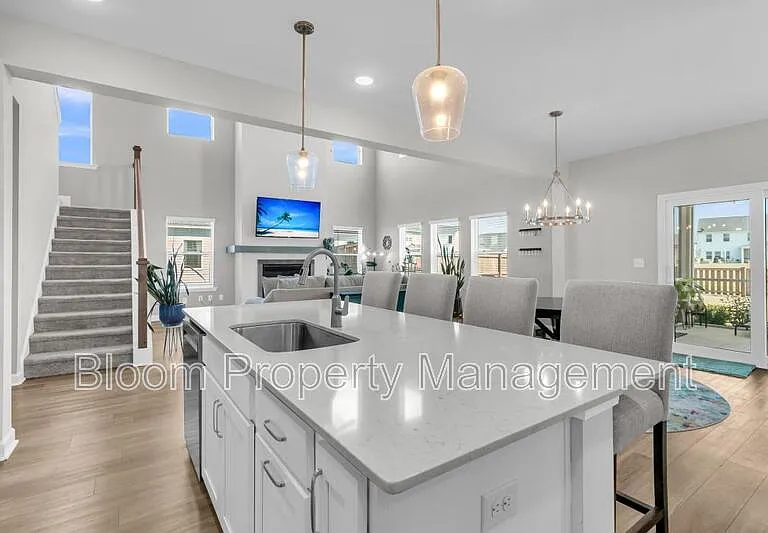451 Carrara Dr — Photo 18