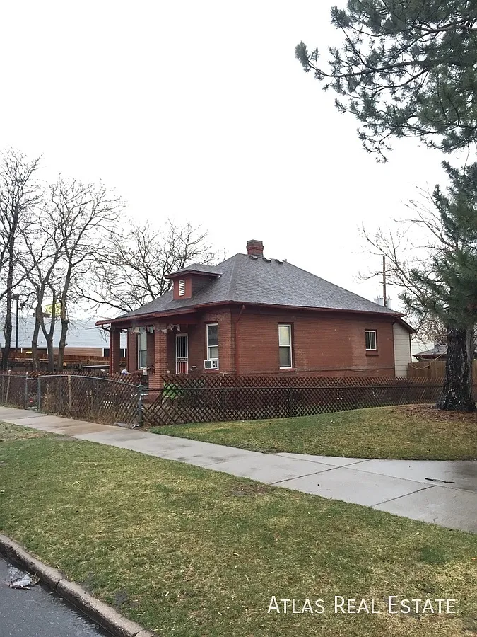 4 bed 2 bath with a Large 3-car Garage in the Highlands - Cant Miss Location for a Single Family ... — Photo 2