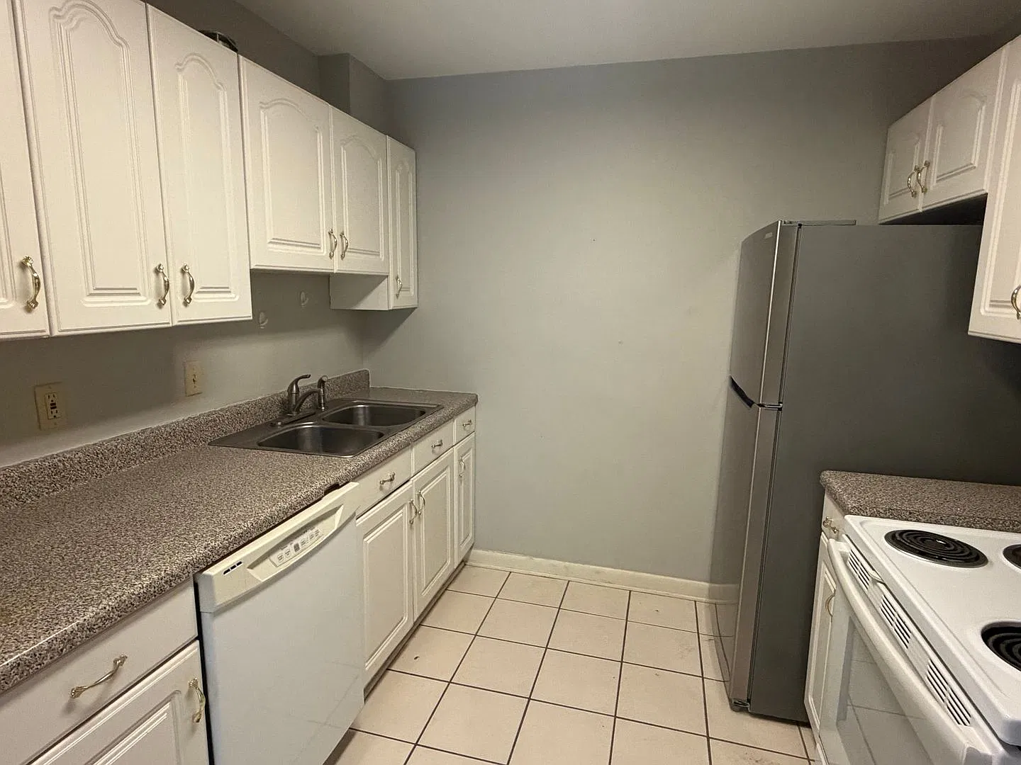 Charming 3 Bedroom 2 Bath Condo — Photo 3