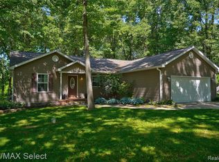 16442 Elder Oak Trl, Fenton, MI 48430