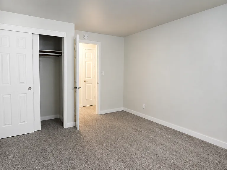 Bonneville Apartments — Photo 14
