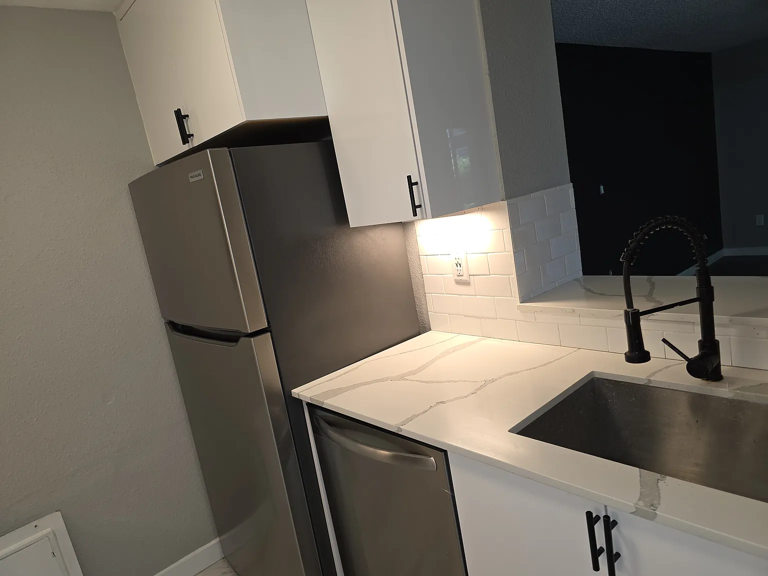 3 bed, 981 sqft, $2,400 — Photo 2
