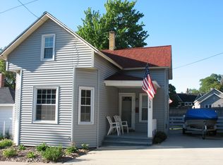228 6th Ave, Manistee, MI 49660