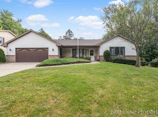 920 Shawmut Ct NW, Grand Rapids, MI