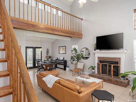 5th image of 10904 NW 33rd Pl