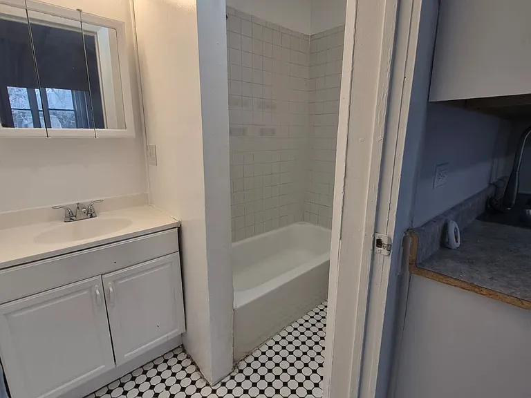 2219 S Oakley Ave #1F — Photo 11