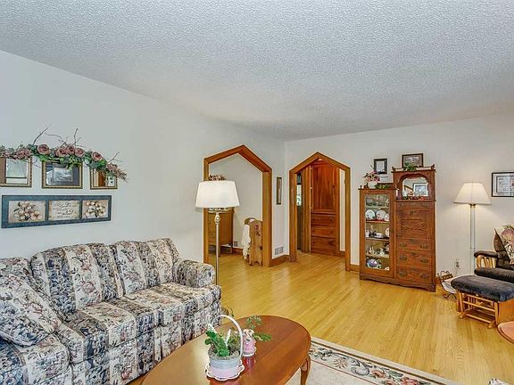 4th image of 207 Carey Pl