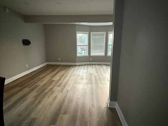5th image of 47 N Park Ave Floor 2