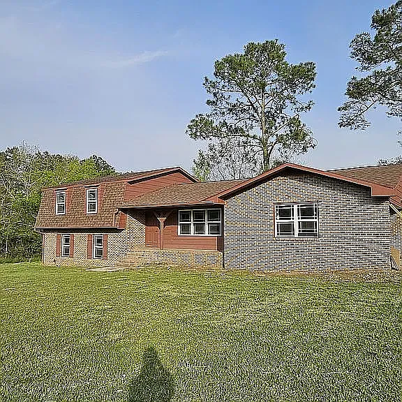 5 bed, 3200 sqft, $2,300 — Photo 4