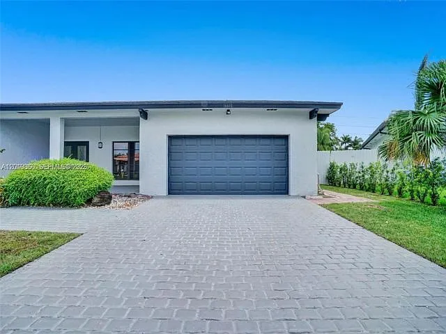 16610 Royal Poinciana Ct — Photo 2
