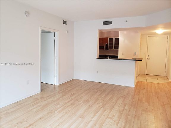 5th image of 18800 NE 29th Ave APT 226