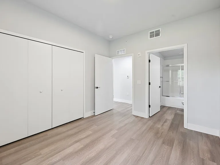 Las Palmas Apartments — Photo 9