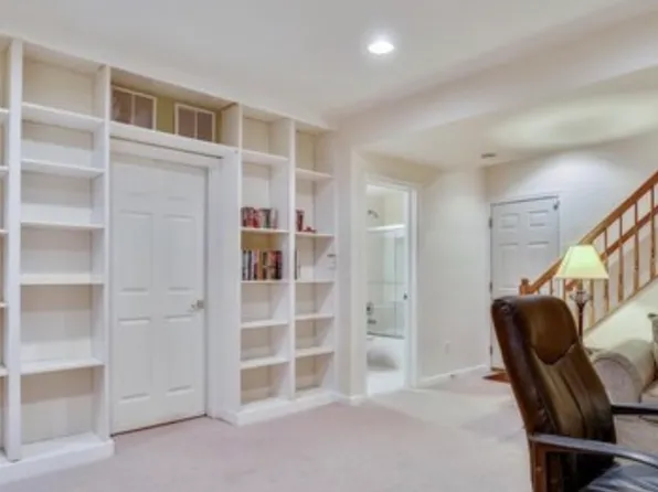 5724 Governors Pond Cir, Alexandria, VA 22310