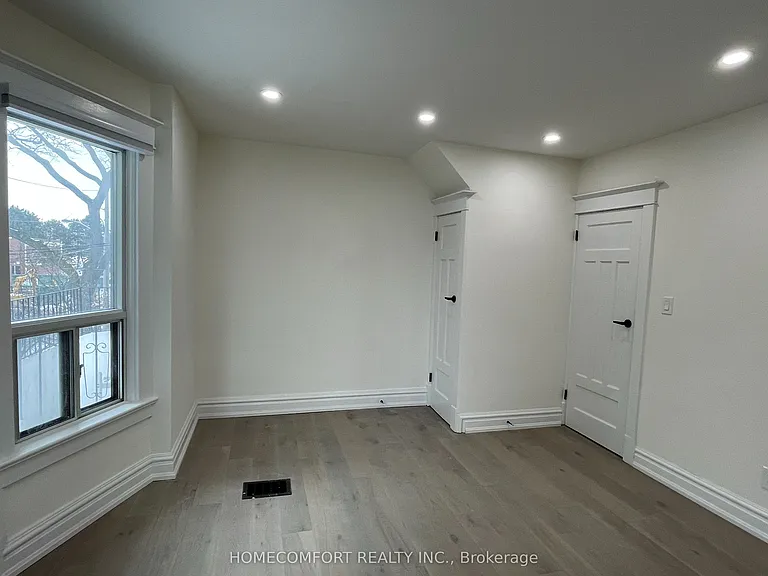 33 Strathmore Blvd #UPPER — Photo 23