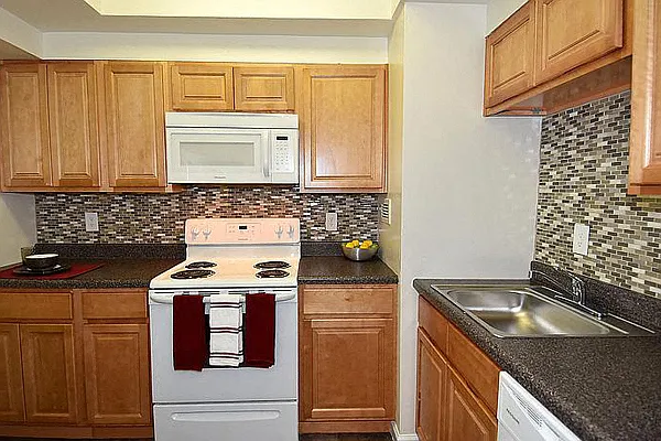 Lighthouse at Twin Lakes Apartment Homes — Photo 2