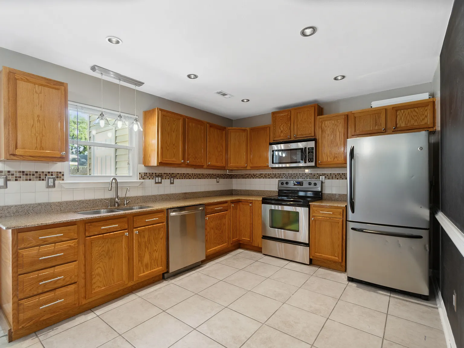 3 bed, 1.5 bath, 1200 sqft, $2,000 — Photo 1