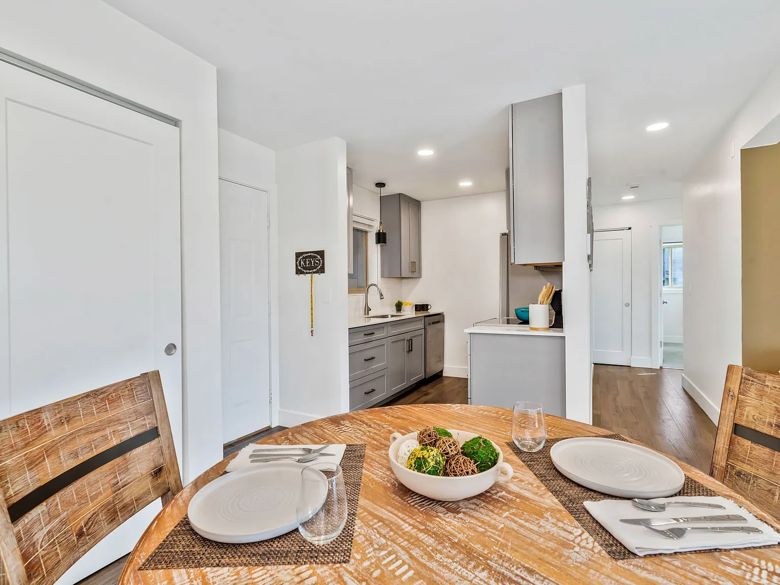 2 bed, 841 sqft, $3,200 — Photo 2