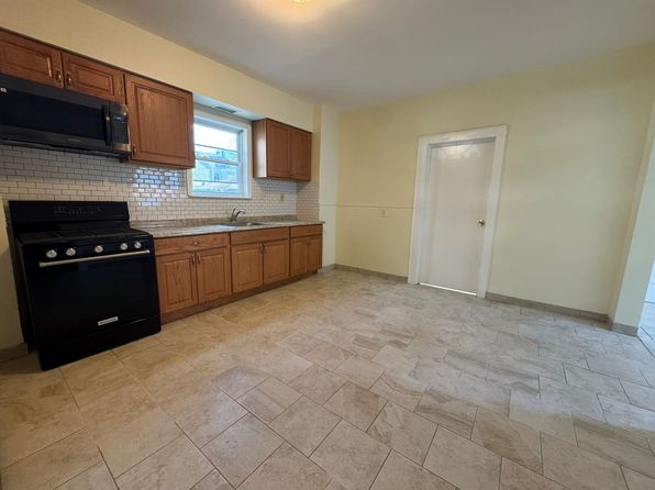 256 E 21st St APT 1