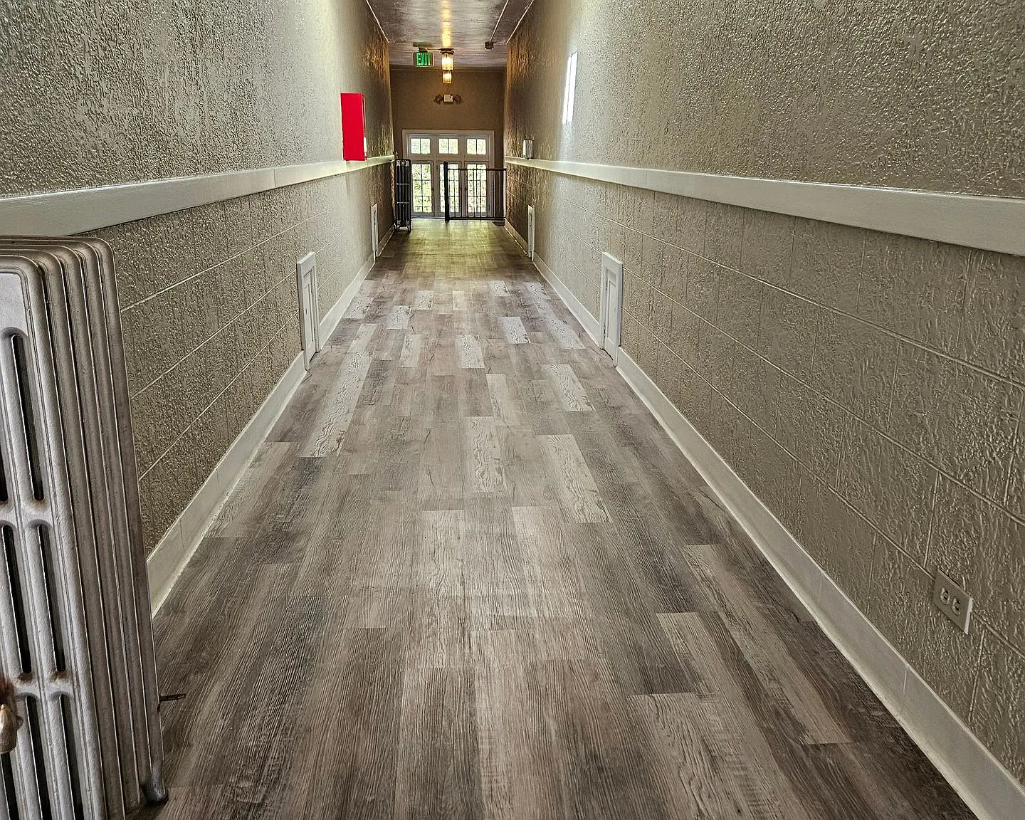 Fabulous Vintage Top Floor 1 Bedroom Down the Street From City Park! — Photo 2
