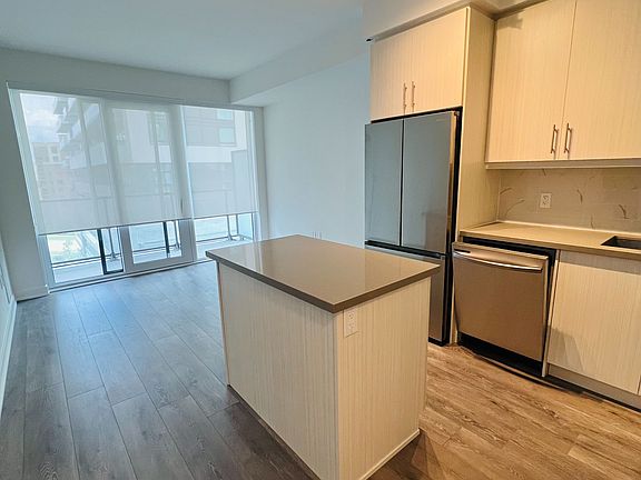 3rd image of 105 Oneida Cres #904