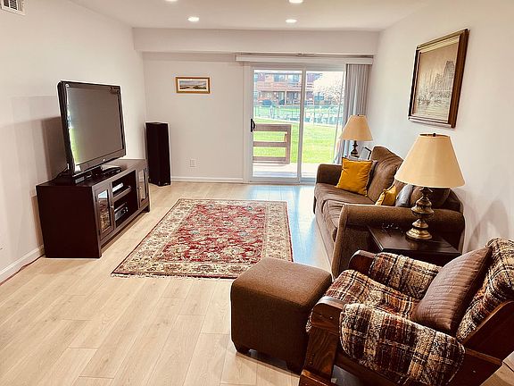 4th image of 216 Mariners Way