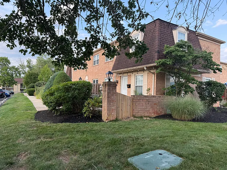 260 Arbour Ct — Photo 2