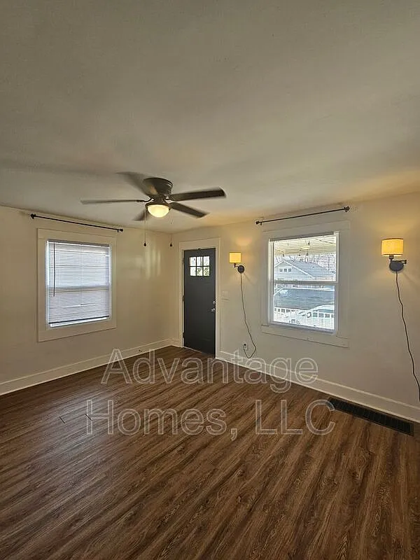 2 bed, 1.0 bath, $1,050 — Photo 4