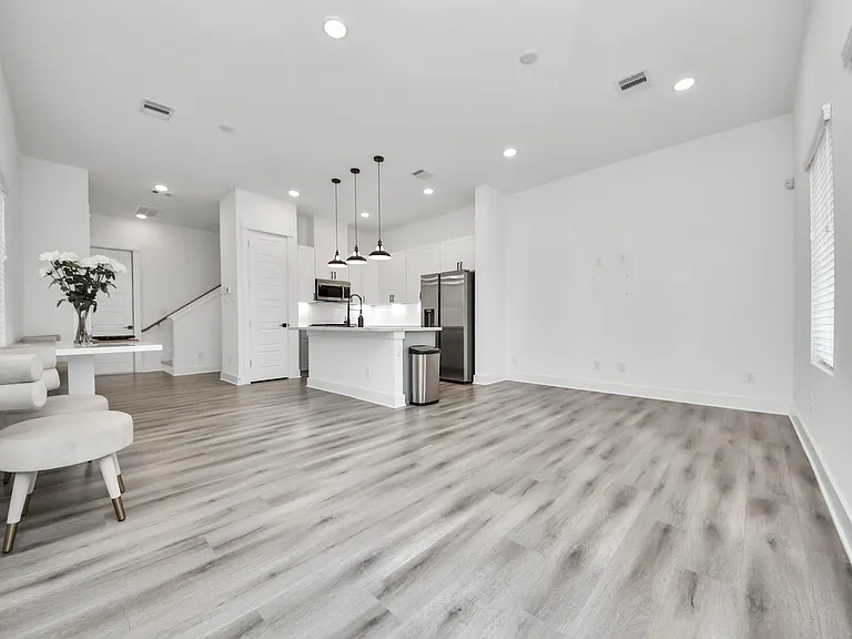 318 Neyland St — Photo 9