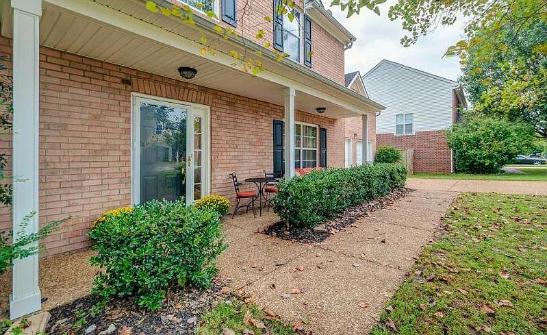 1018 Glastonbury Dr — Photo 2