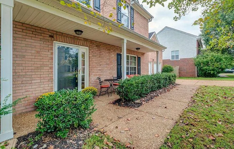 1018 Glastonbury Dr — Photo 2