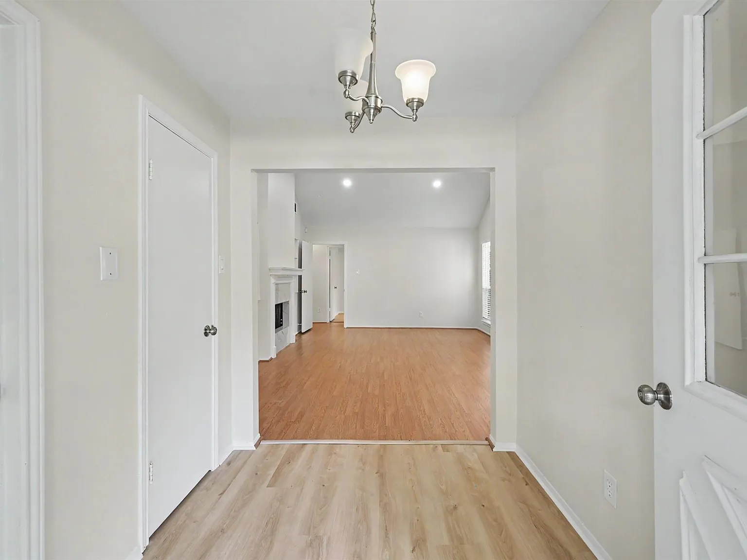 3 bed, 2.0 bath, 1526 sqft, $2,100 — Photo 3