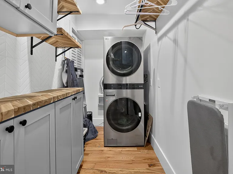 2328 E Fletcher St — Photo 32