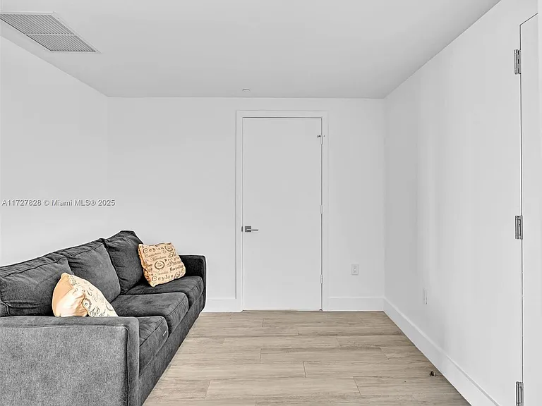 121 NE 34th St #1005 — Photo 5