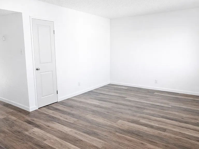Elm Glen Apartments — Photo 23