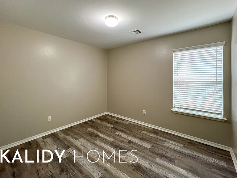737 Christian Ln — Photo 25