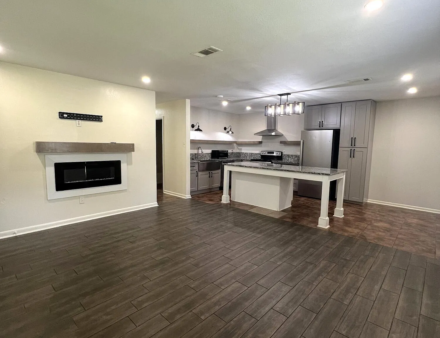 3 bed, 2.0 bath, 1004 sqft, $1,275 — Photo 3